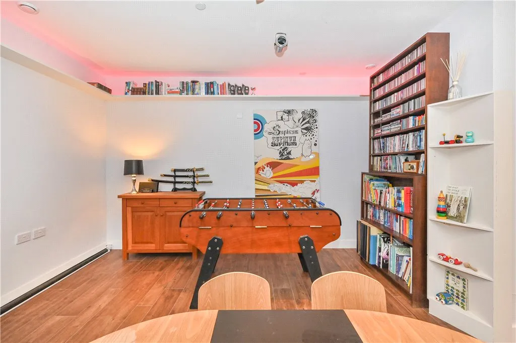 Gloucester Drive, London, N4 2, photo 22