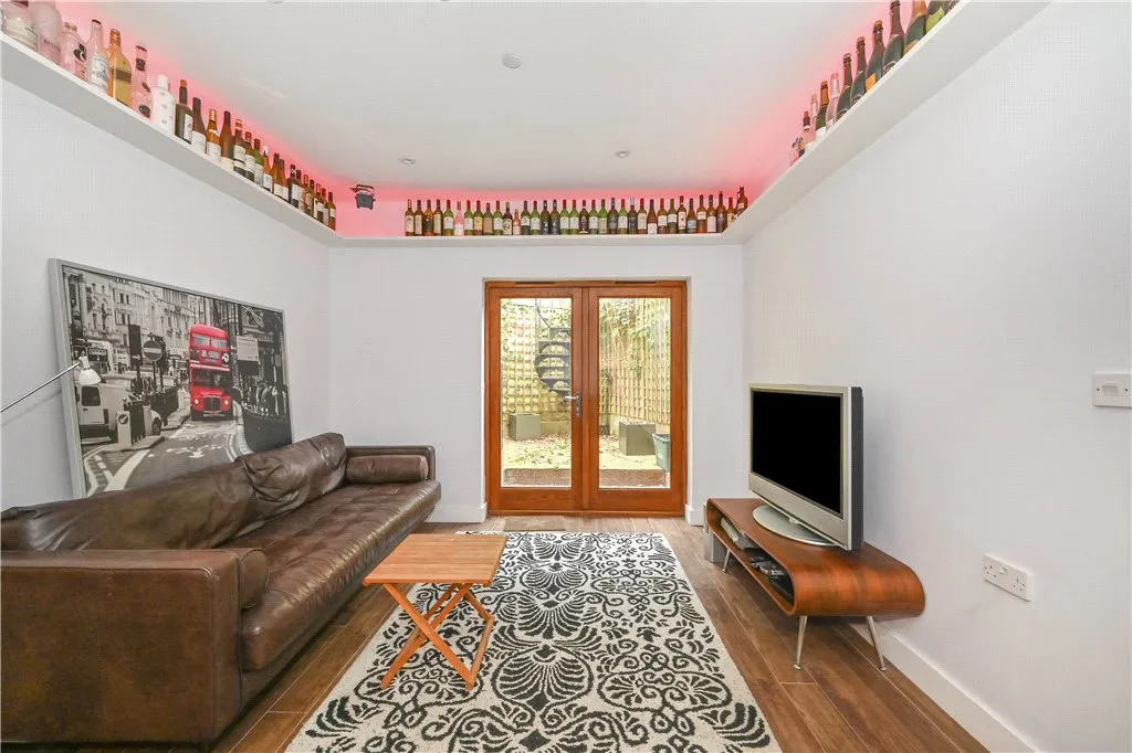 Gloucester Drive, London, N4 2, photo 24