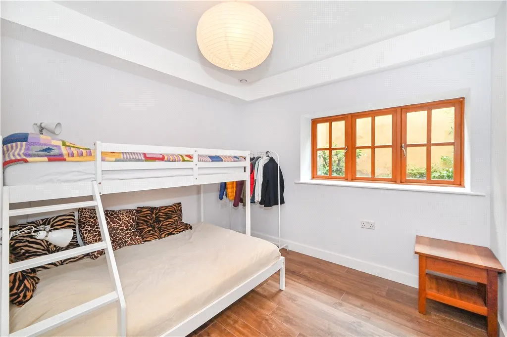 Gloucester Drive, London, N4 2, photo 52