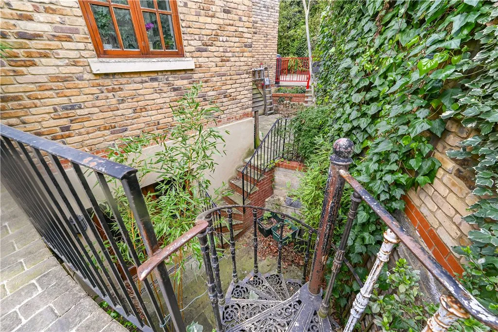 Gloucester Drive, London, N4 2, photo 73