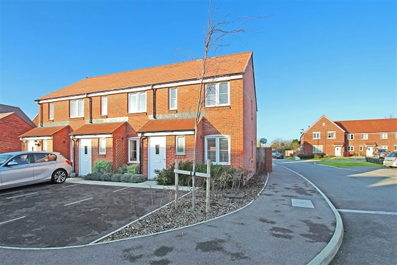 2 bed property for sale, Filkins Close, Tangmere, PO20