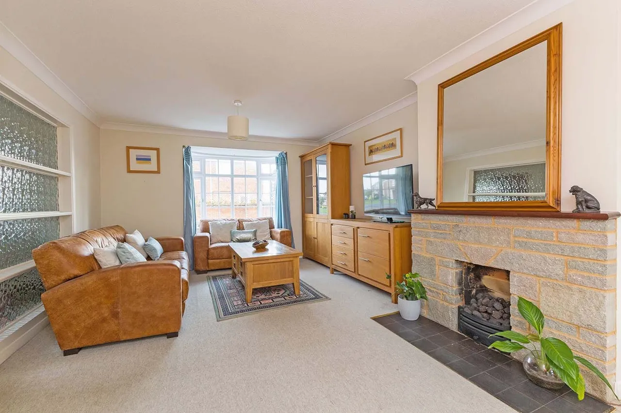Dorchester Close, Cranbrook Drive, Maidenhead, Berkshire, photo 3