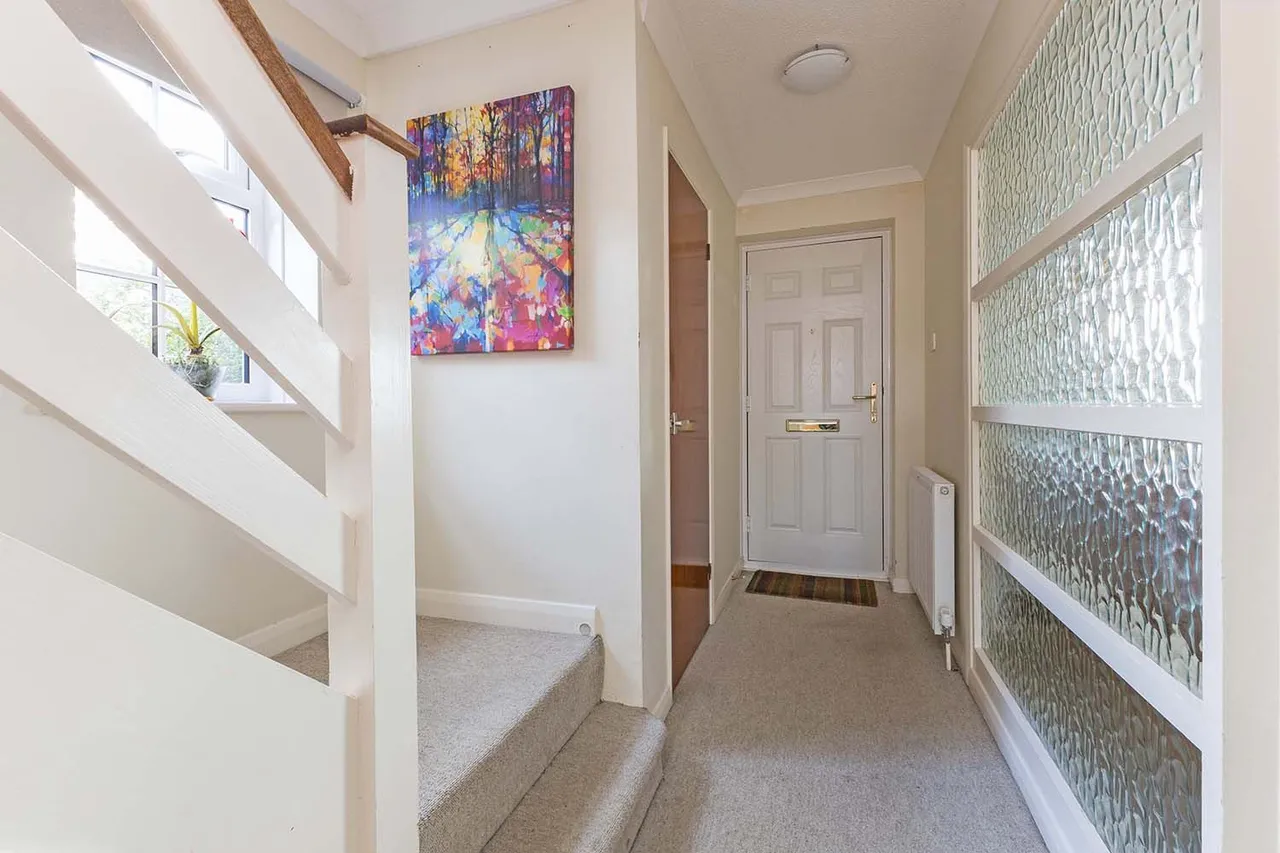 Dorchester Close, Cranbrook Drive, Maidenhead, Berkshire, photo 9
