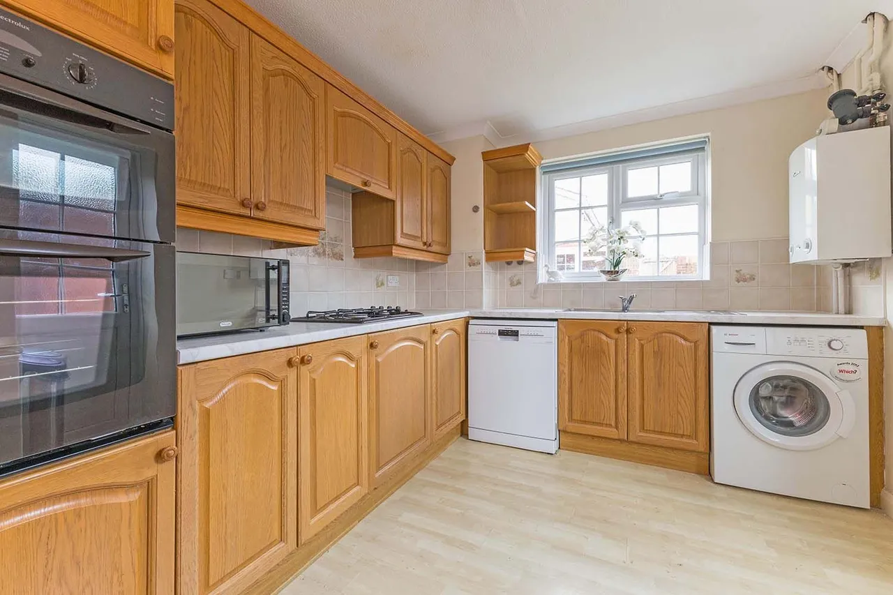 Dorchester Close, Cranbrook Drive, Maidenhead, Berkshire, photo 7