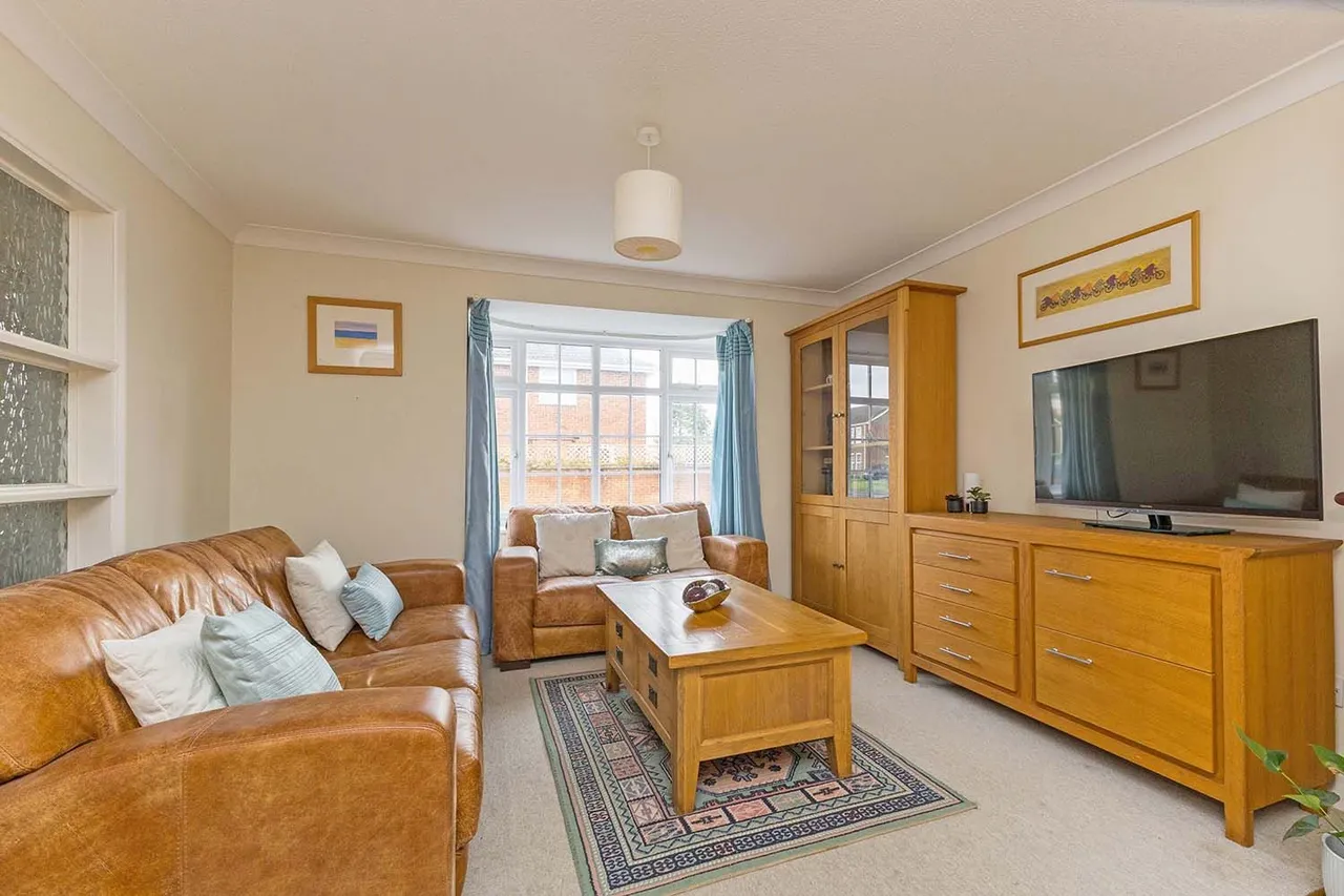 Dorchester Close, Cranbrook Drive, Maidenhead, Berkshire, photo 5