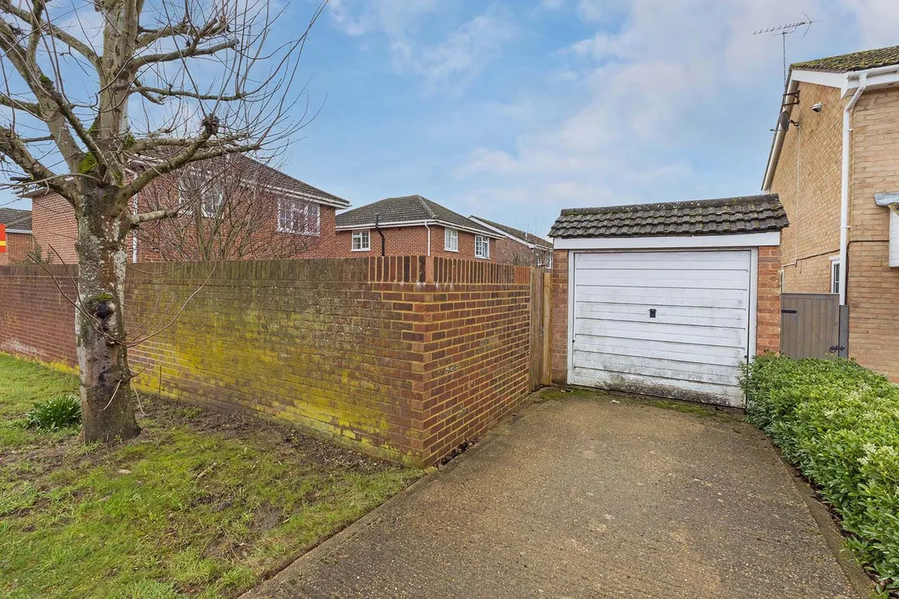 Dorchester Close, Cranbrook Drive, Maidenhead, Berkshire, photo 15