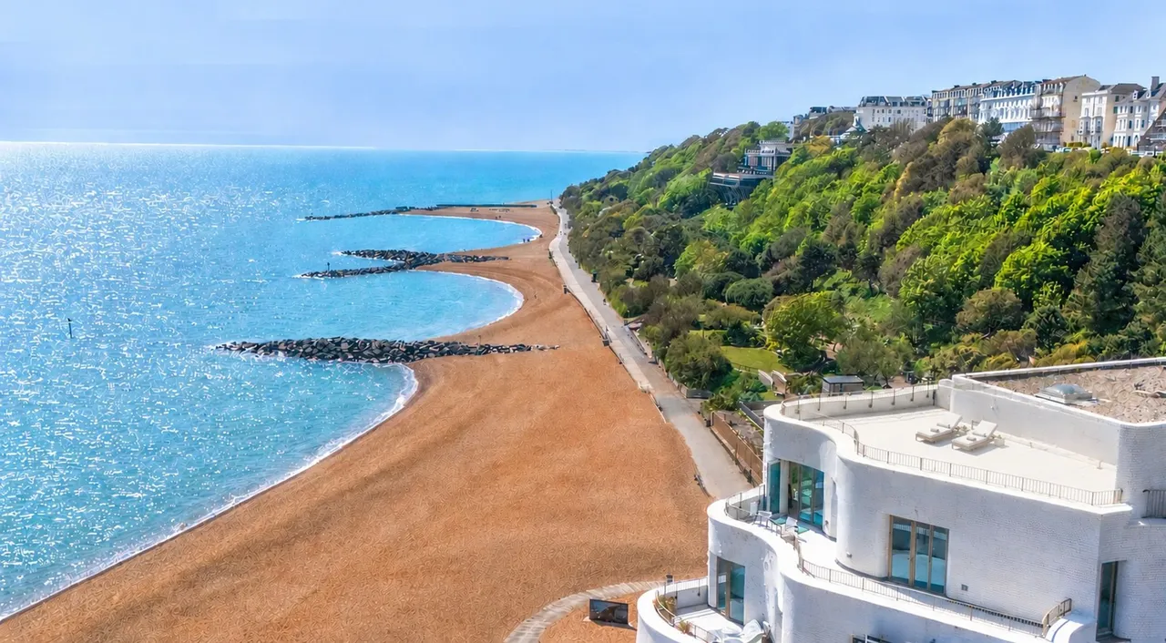 2 bed flat for sale, Shoreline Crescent, Folkestone, CT20
