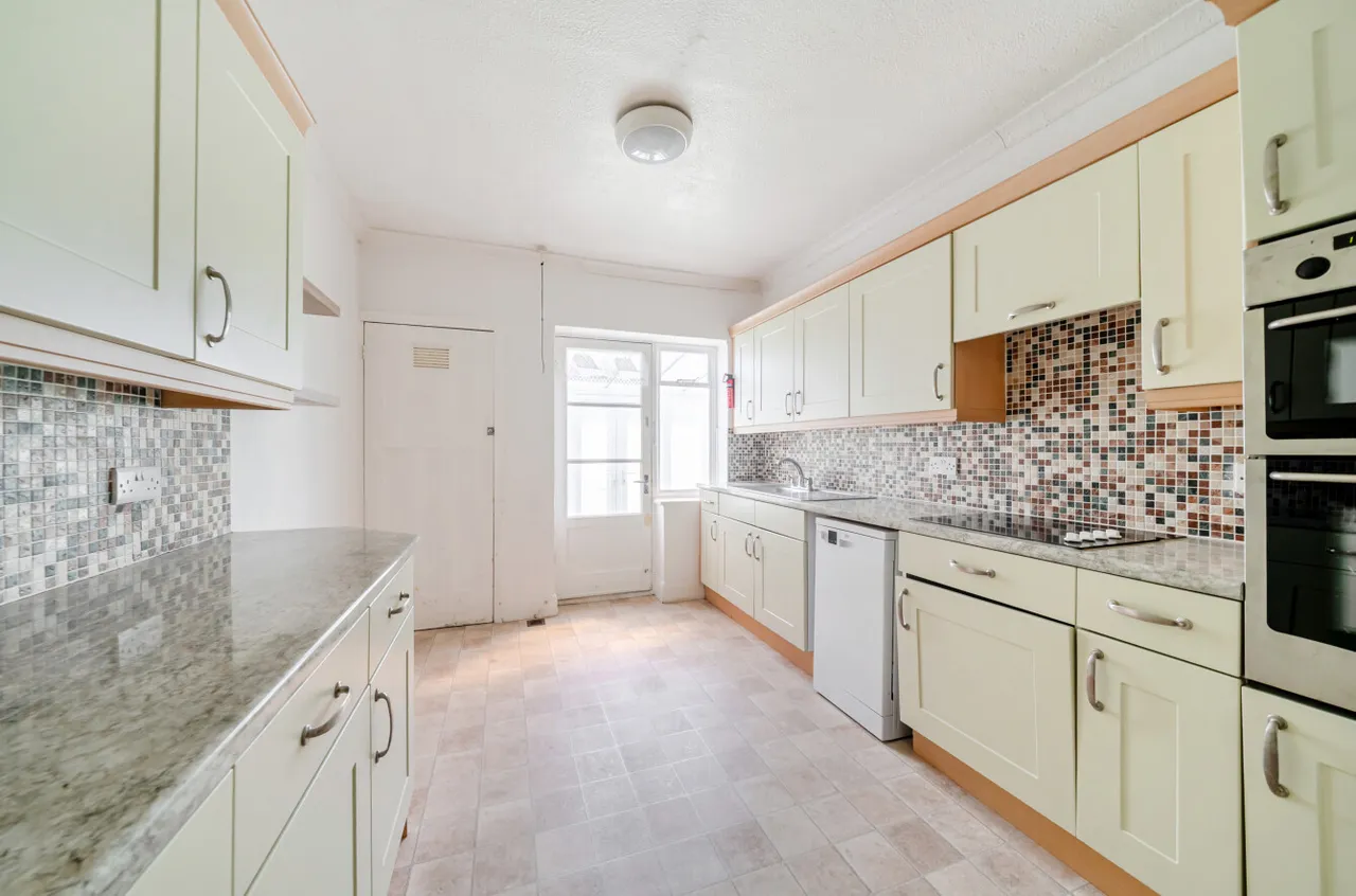 The Crescent, Lancing, BN15, photo 2