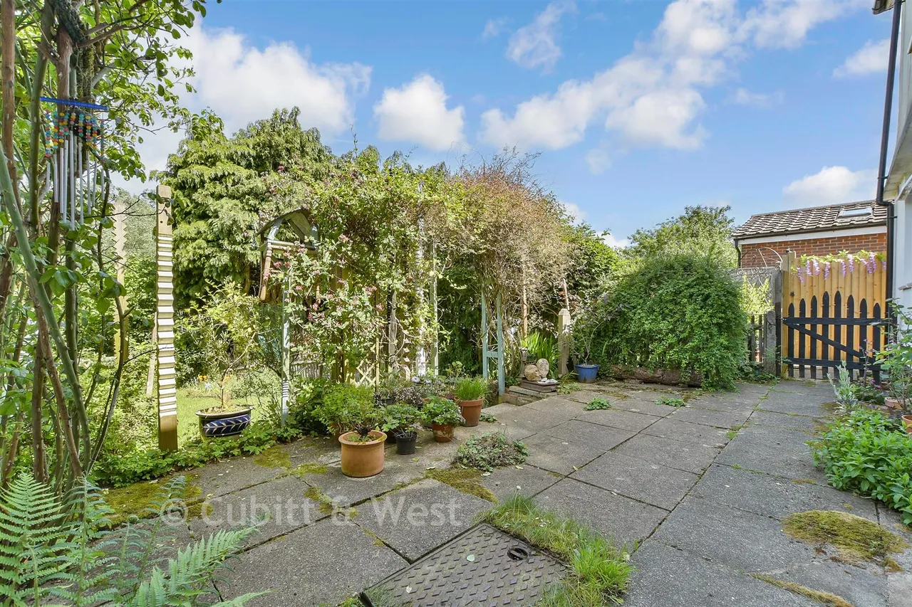Springfield Road, Westcott, RH4, photo 10