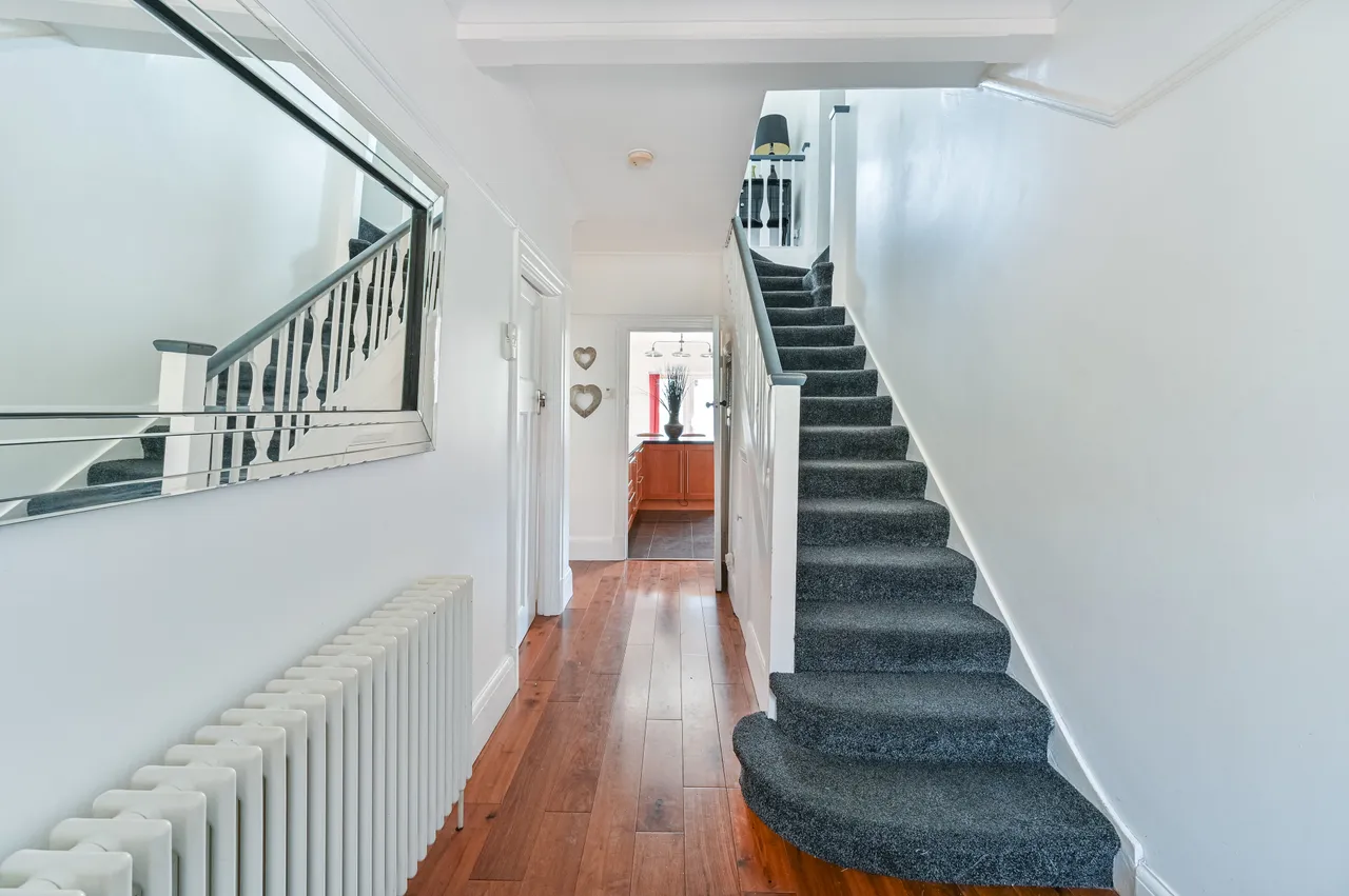 32 Howden Road, London, photo 9