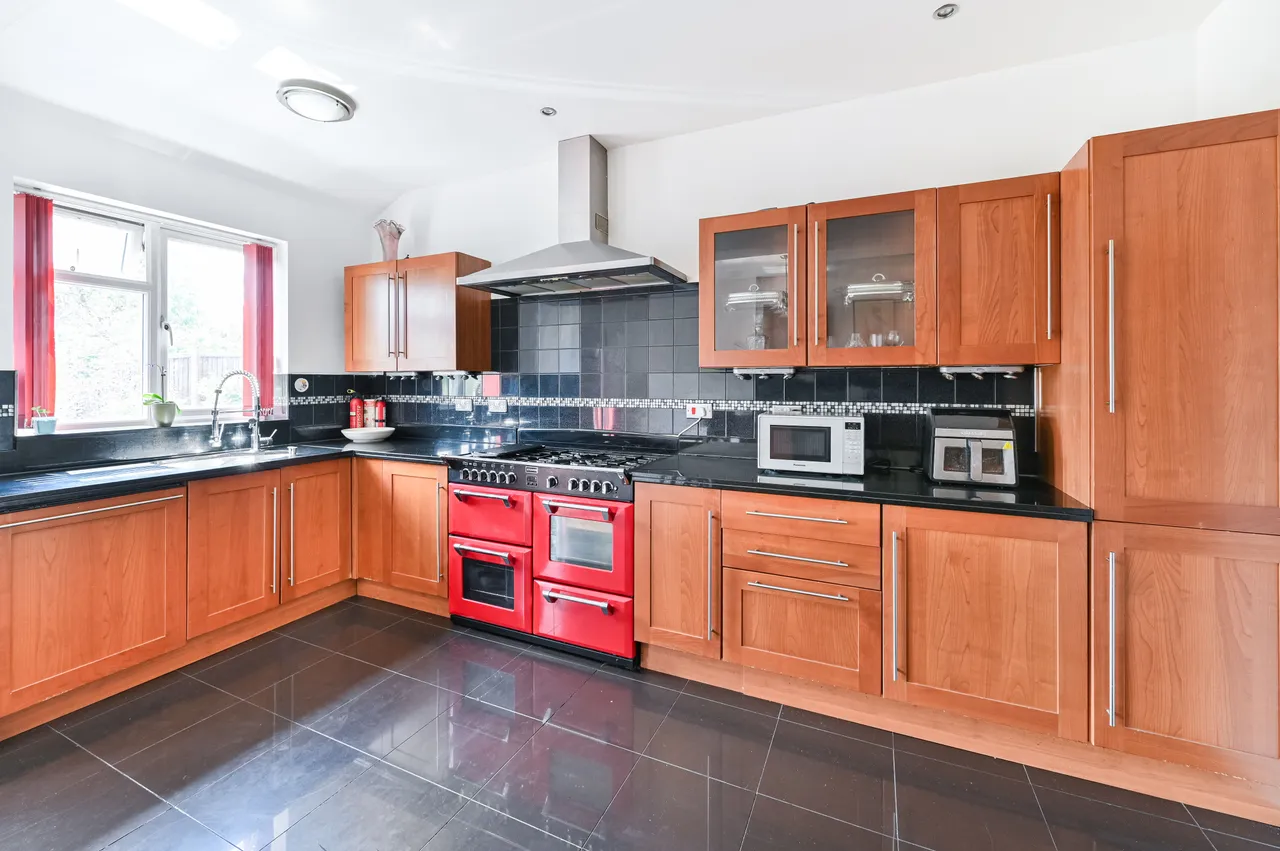 32 Howden Road, London, photo 3