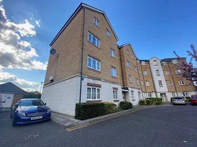 2 bed flat to rent, Huron Road, Broxbourne, EN10