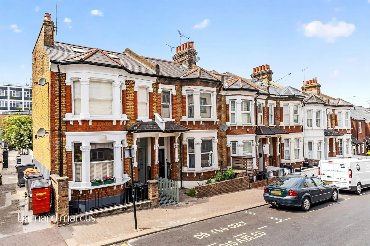 2 bed flat for sale — Kathleen Road, London