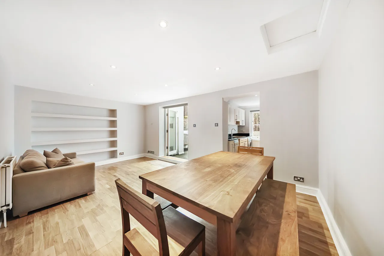 1 bed flat to rent — 4a Cornwall Crescent, London