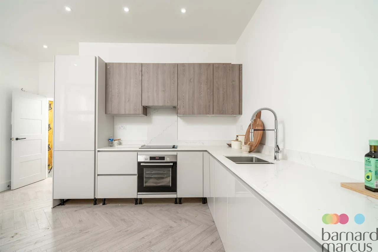 Powys Mews, Palmers Green, N13, photo 14