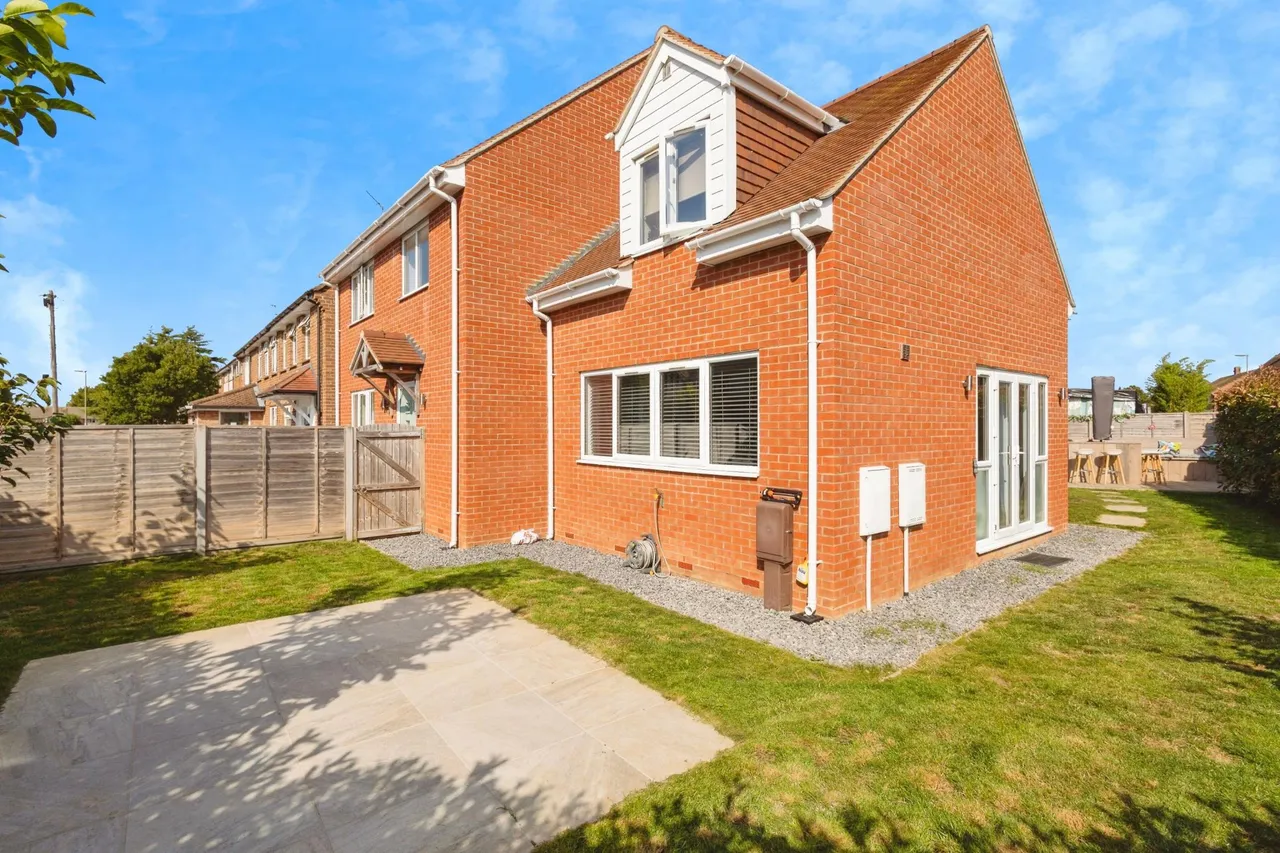 Restawyle Avenue, Hayling Island, PO11, photo 3