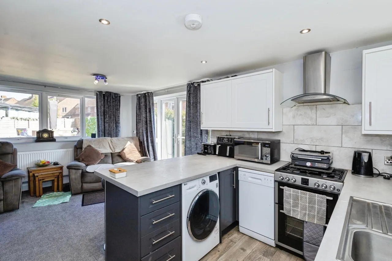 Restawyle Avenue, Hayling Island, PO11, photo 2