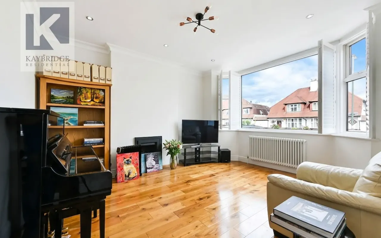 Briarwood Road, Epsom, KT17, photo 4
