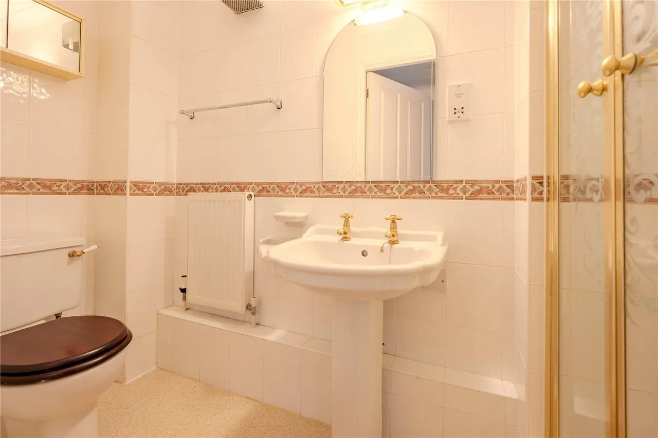 Harrogate Road, LS17, photo 9