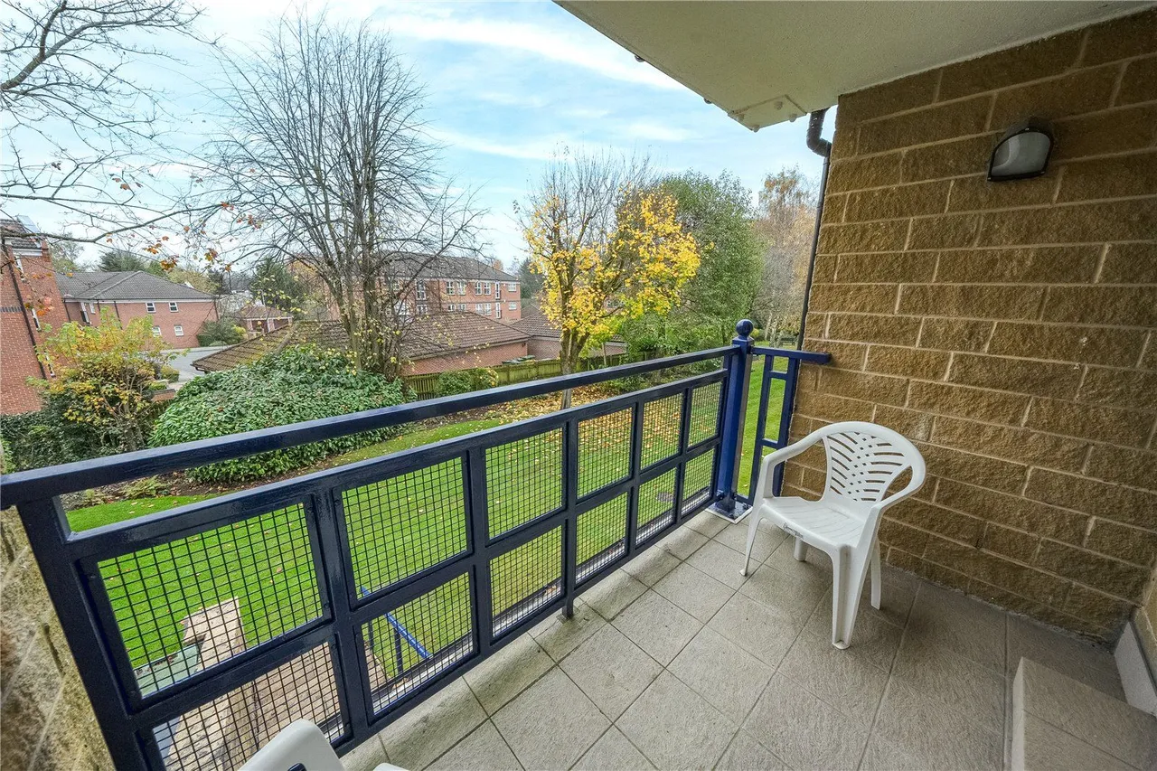Harrogate Road, LS17, photo 10
