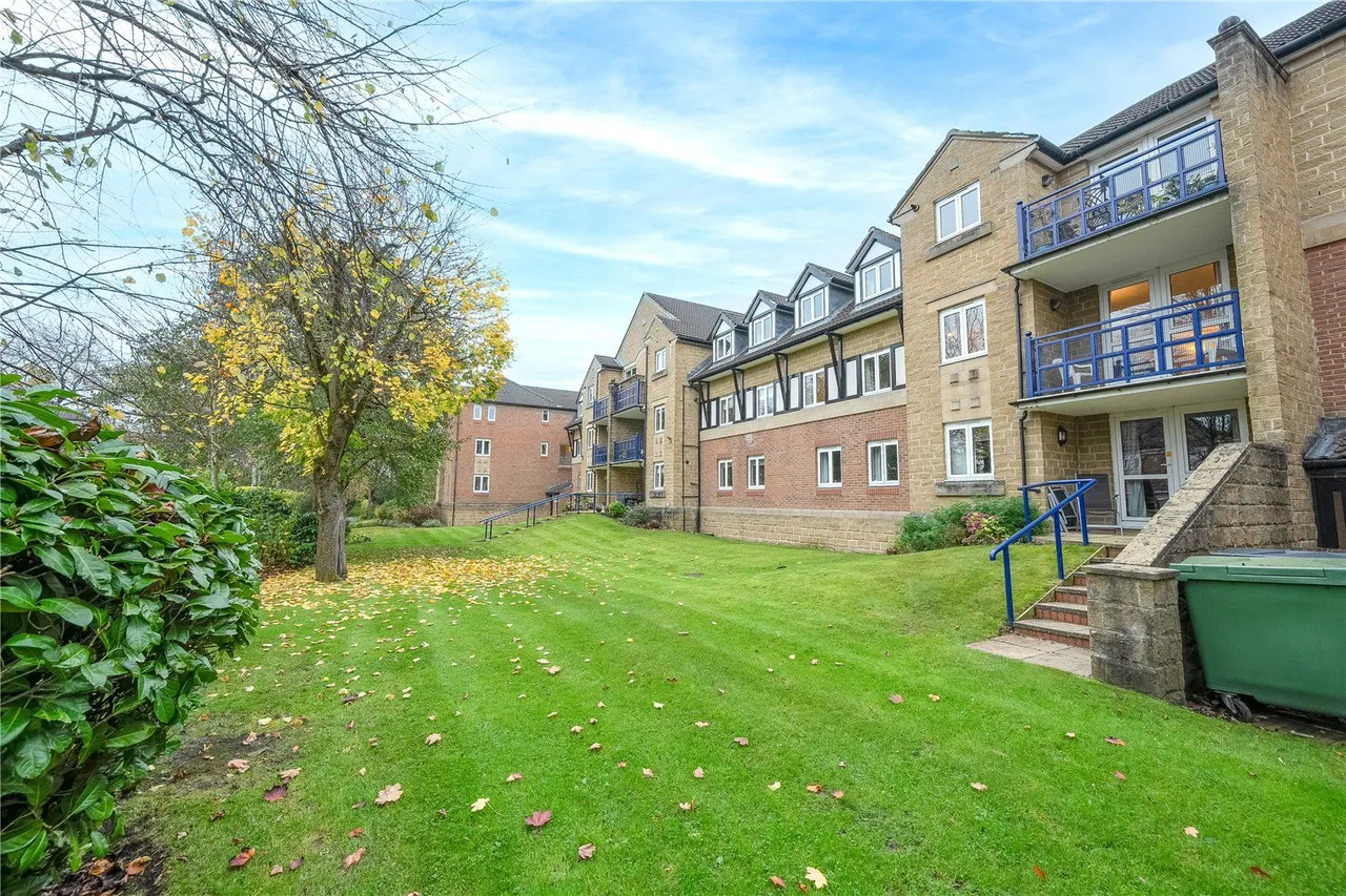 Harrogate Road, LS17, photo 12