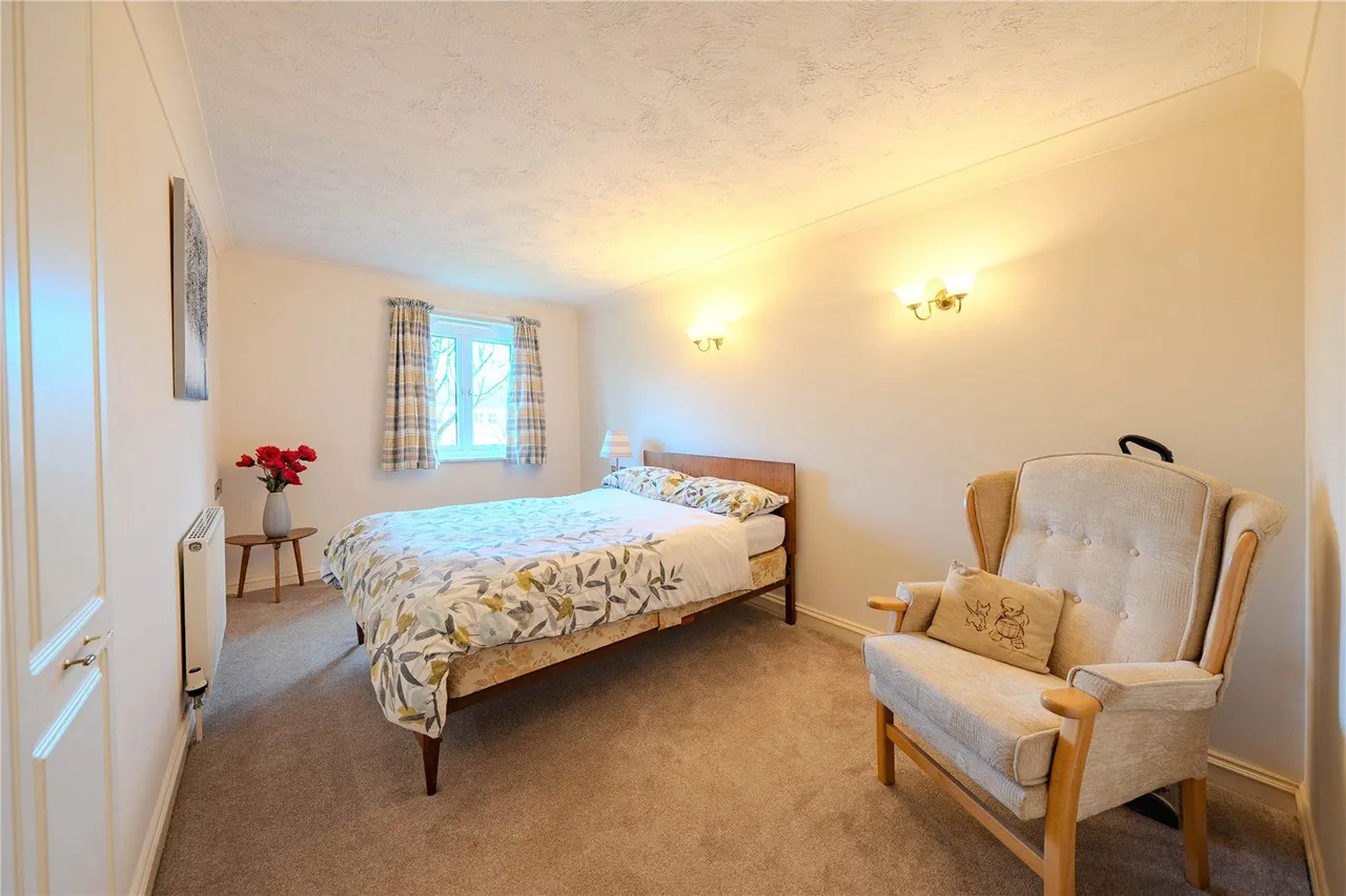 Harrogate Road, LS17, photo 5