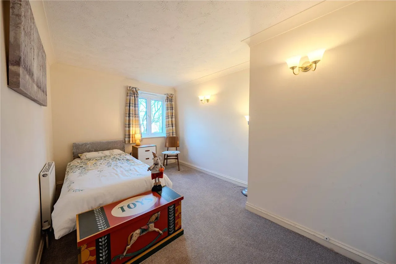Harrogate Road, LS17, photo 6