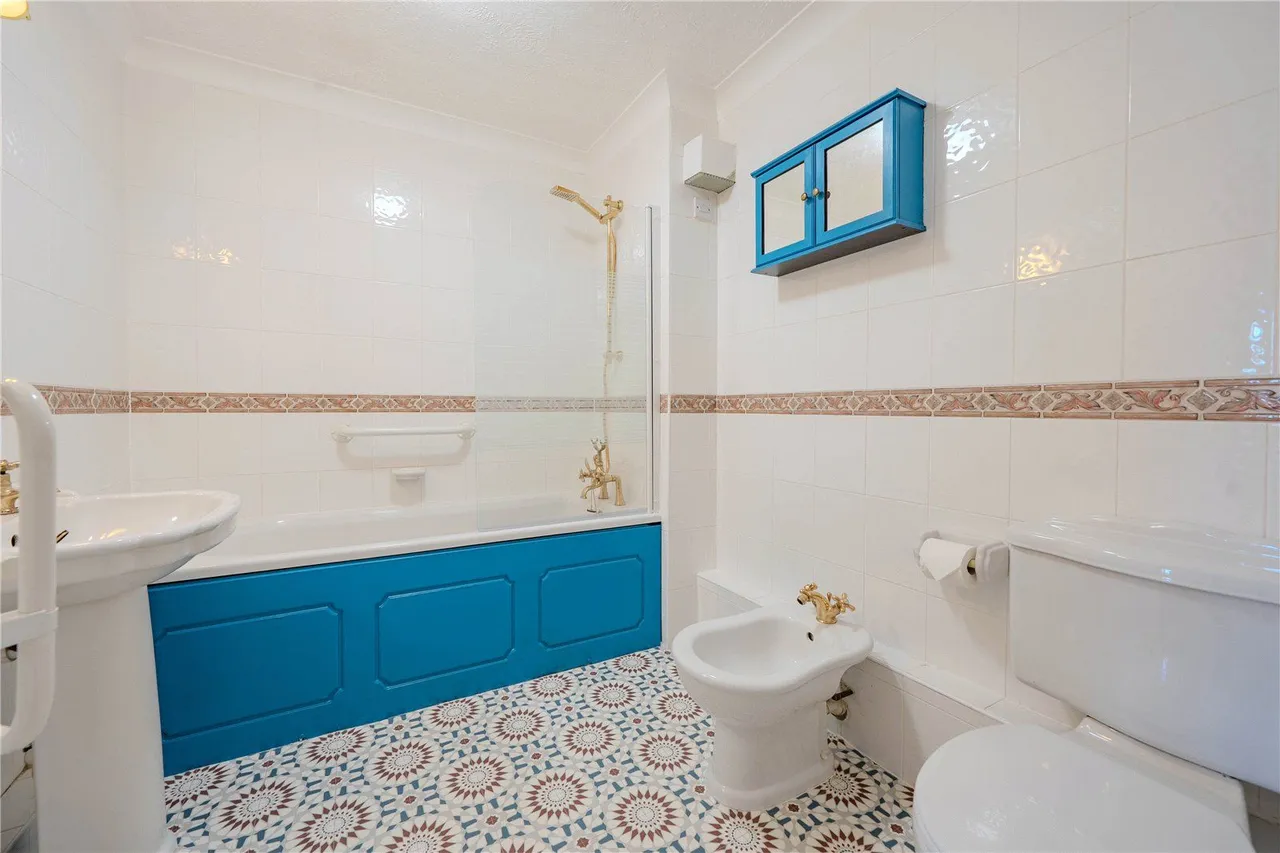 Harrogate Road, LS17, photo 7