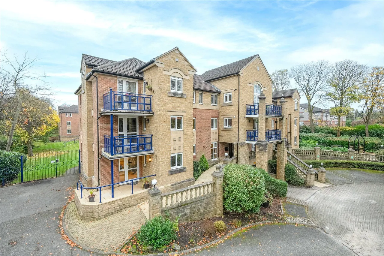 Harrogate Road, LS17, photo 2