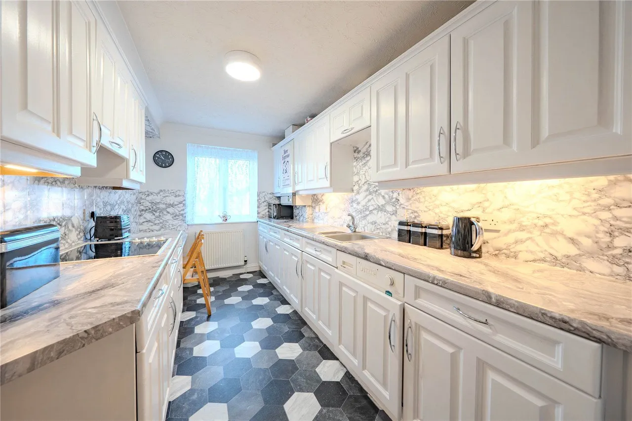 2 bed flat for sale, Harrogate Road, LS17
