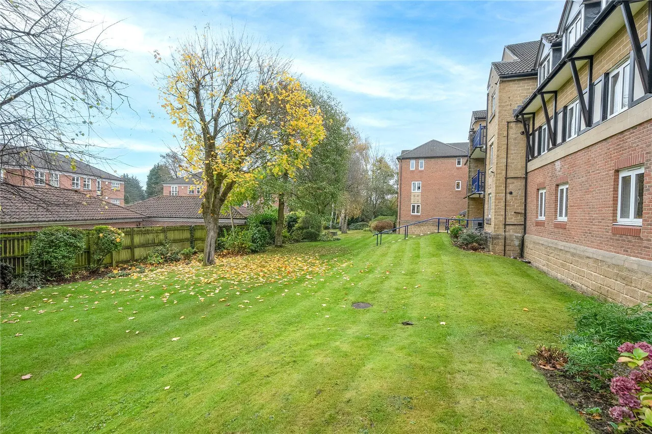Harrogate Road, LS17, photo 8