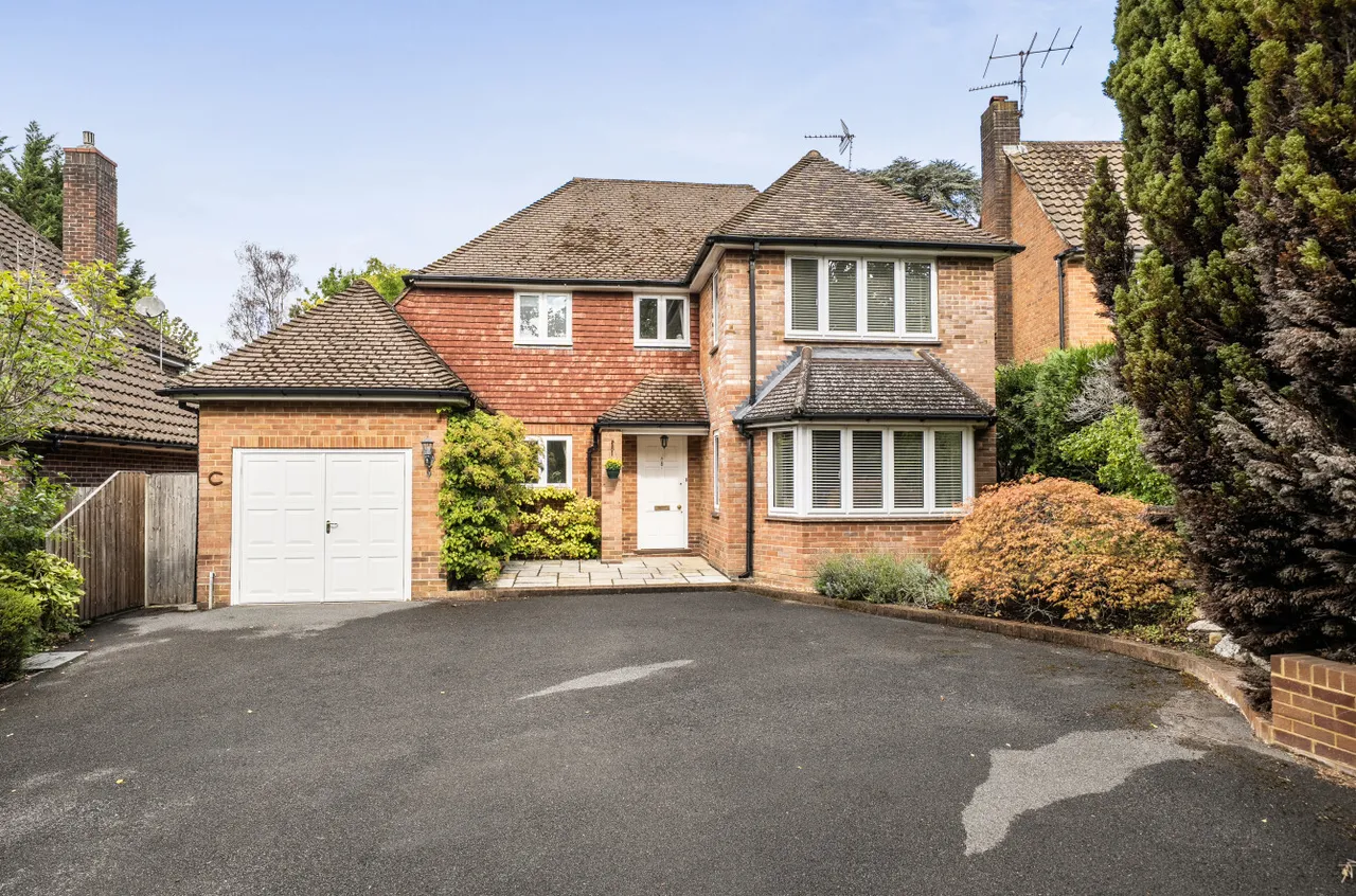 4 bed house for sale — Kingsclear Park, Camberley, Surrey, GU15 2LS