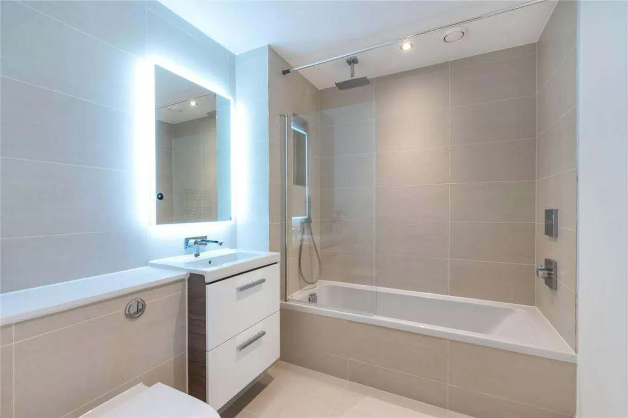 Chiswick High Road, London, W4, photo 8