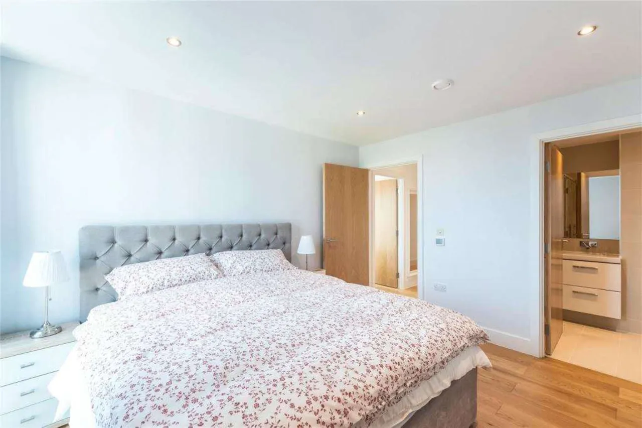 Chiswick High Road, London, W4, photo 6