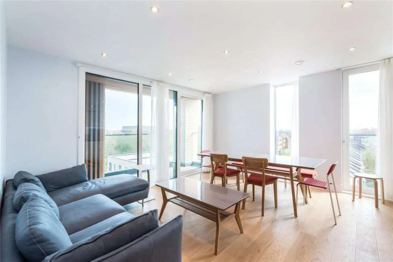2 bed flat for sale, Chiswick High Road, London, W4