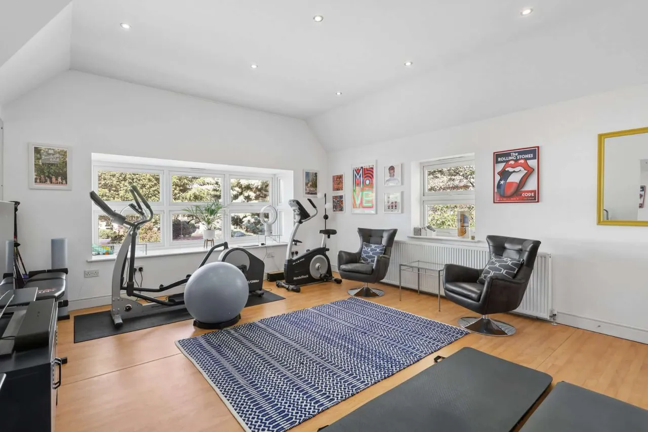 Woodend Park, Cobham, Surrey, KT11 3BX, photo 3
