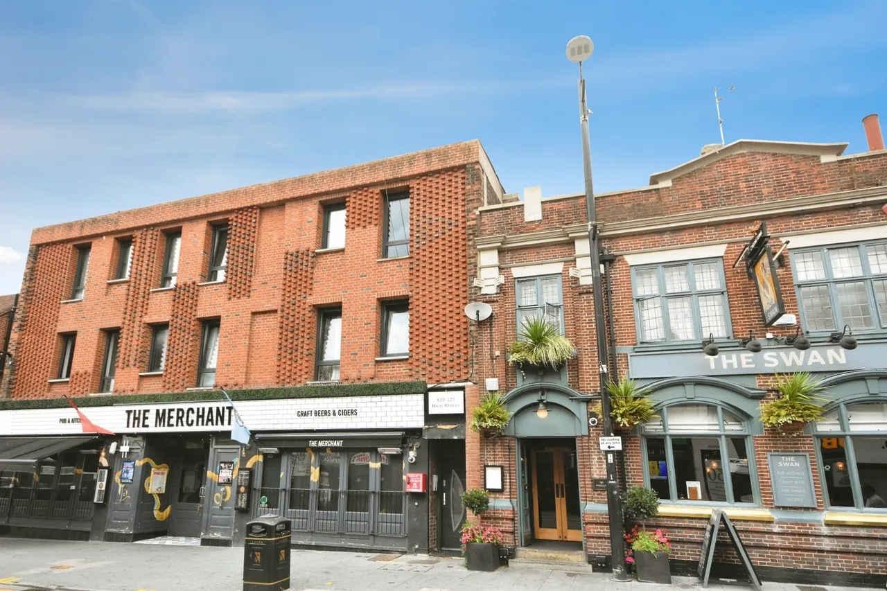 High Street, BRENTWOOD, photo 9