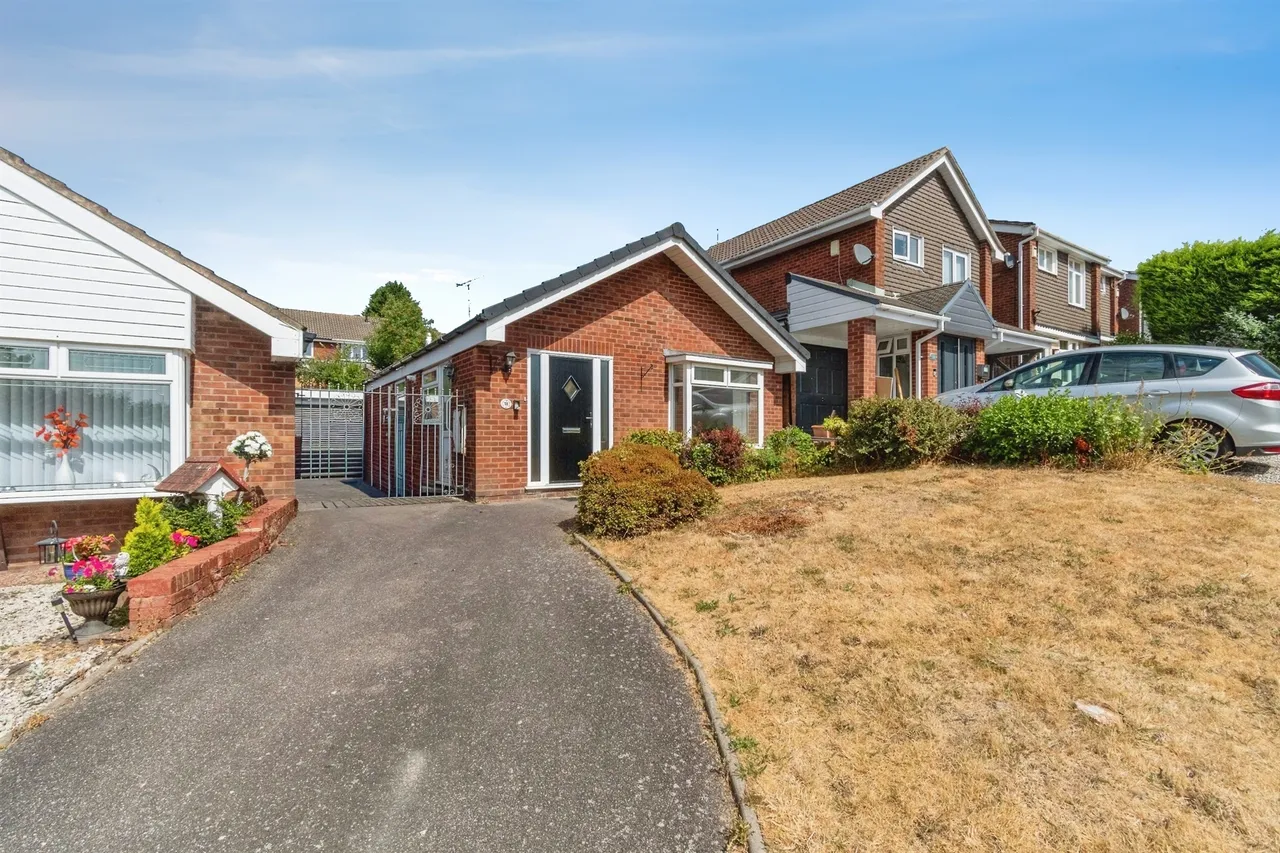 2 bed house for sale — Fairfield Close, Heath Hayes, Cannock