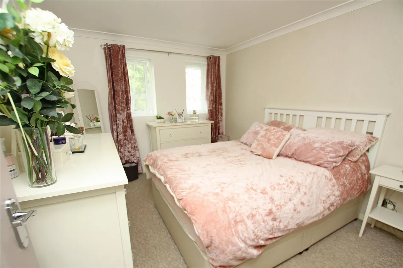 Gunville Crescent, Bournemouth, photo 11