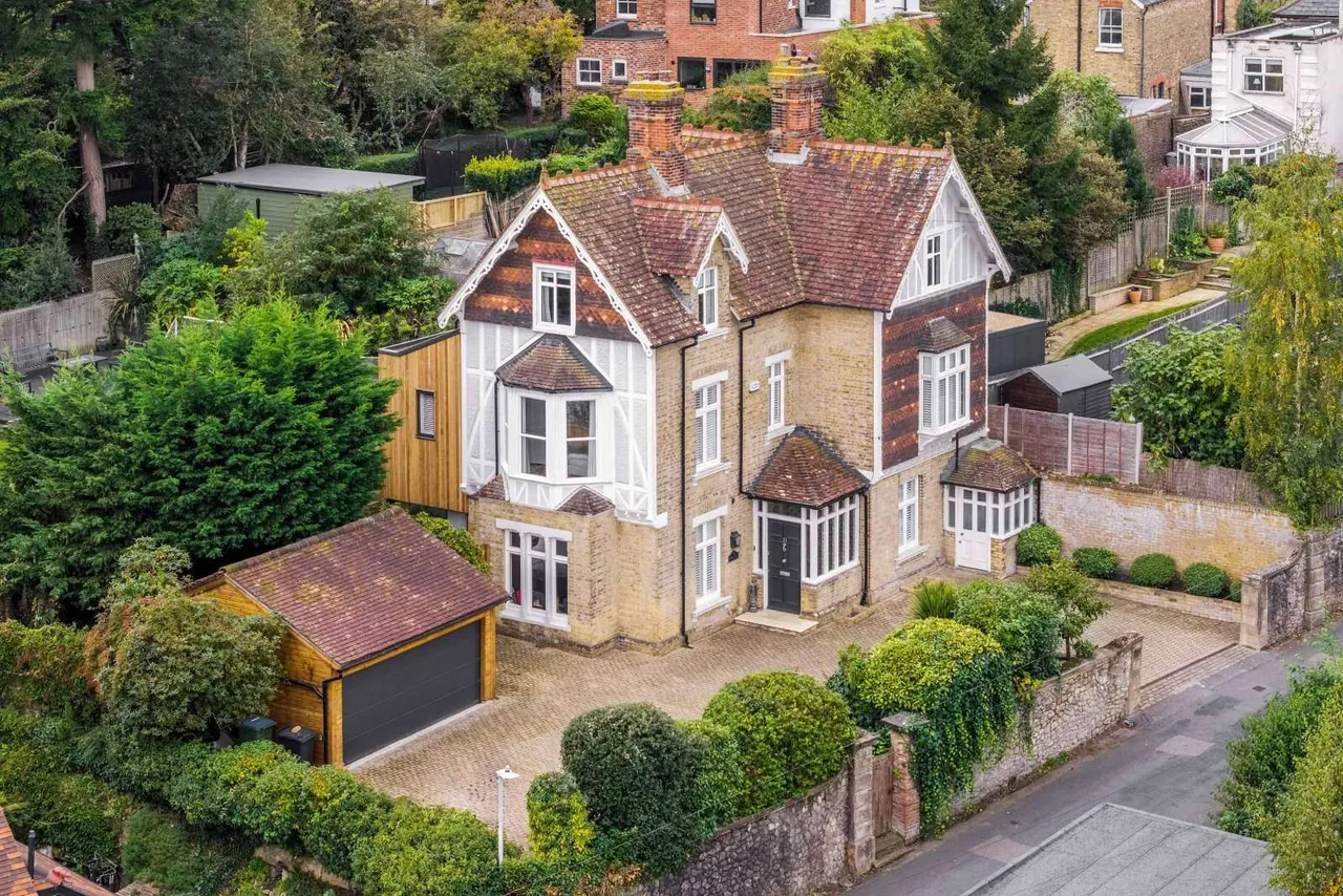 5 bed house to rent — Camden Road, Sevenoaks, Kent, TN13 3LZ