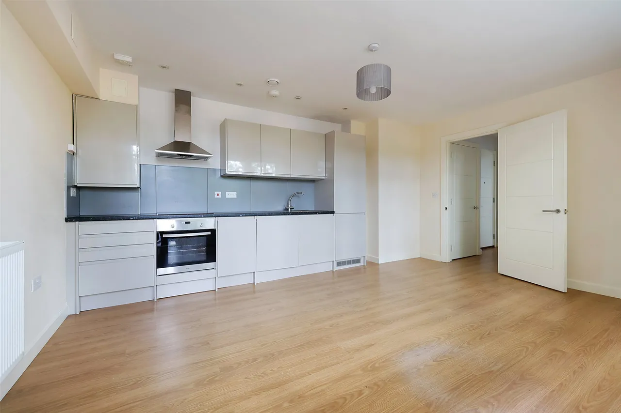 Challenge Court, Leatherhead, KT22, photo 5