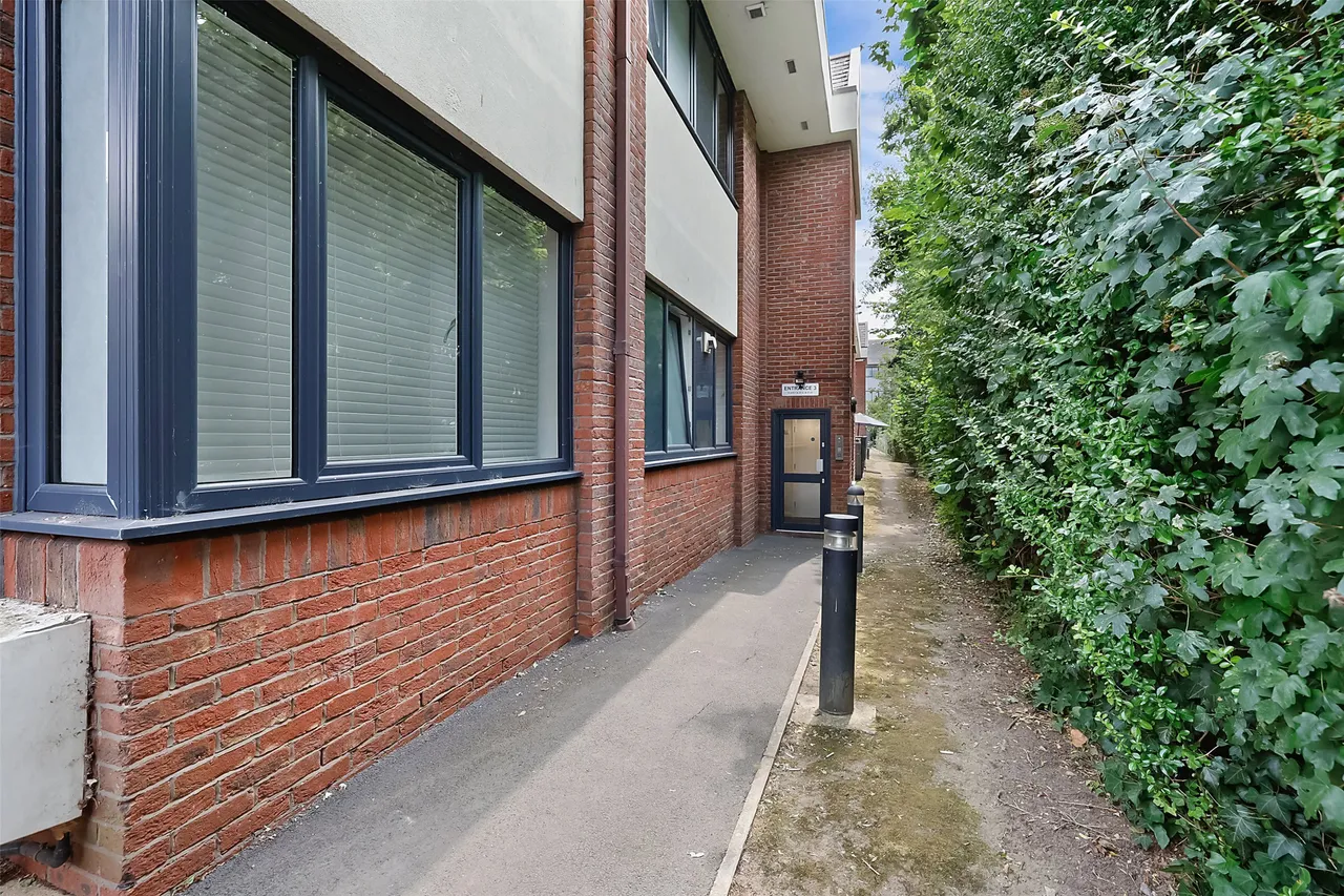 Challenge Court, Leatherhead, KT22, photo 8