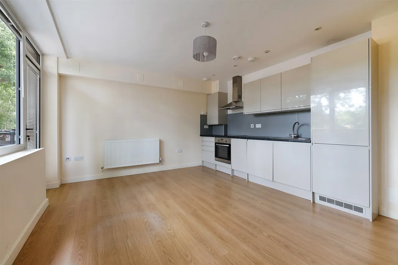 Challenge Court, Leatherhead, KT22, photo 6