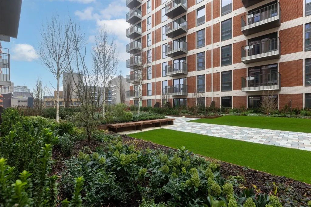 1 bed flat to rent, Henshaw Parade, Colindale, NW9