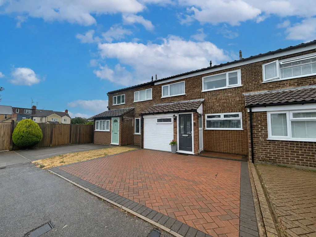3 bed property for sale — Dale Close, Dunstable LU5 4QD