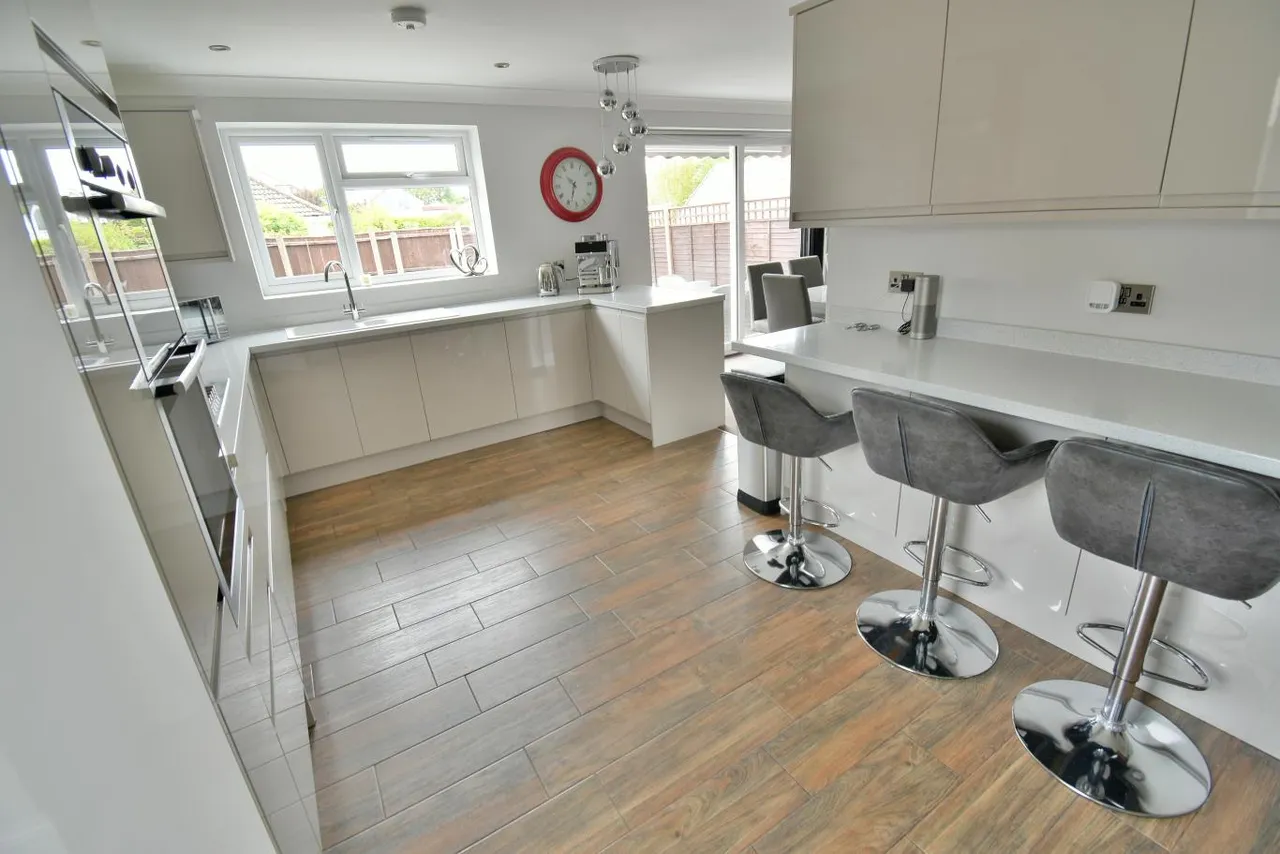 Clayford Avenue, BH22, photo 3