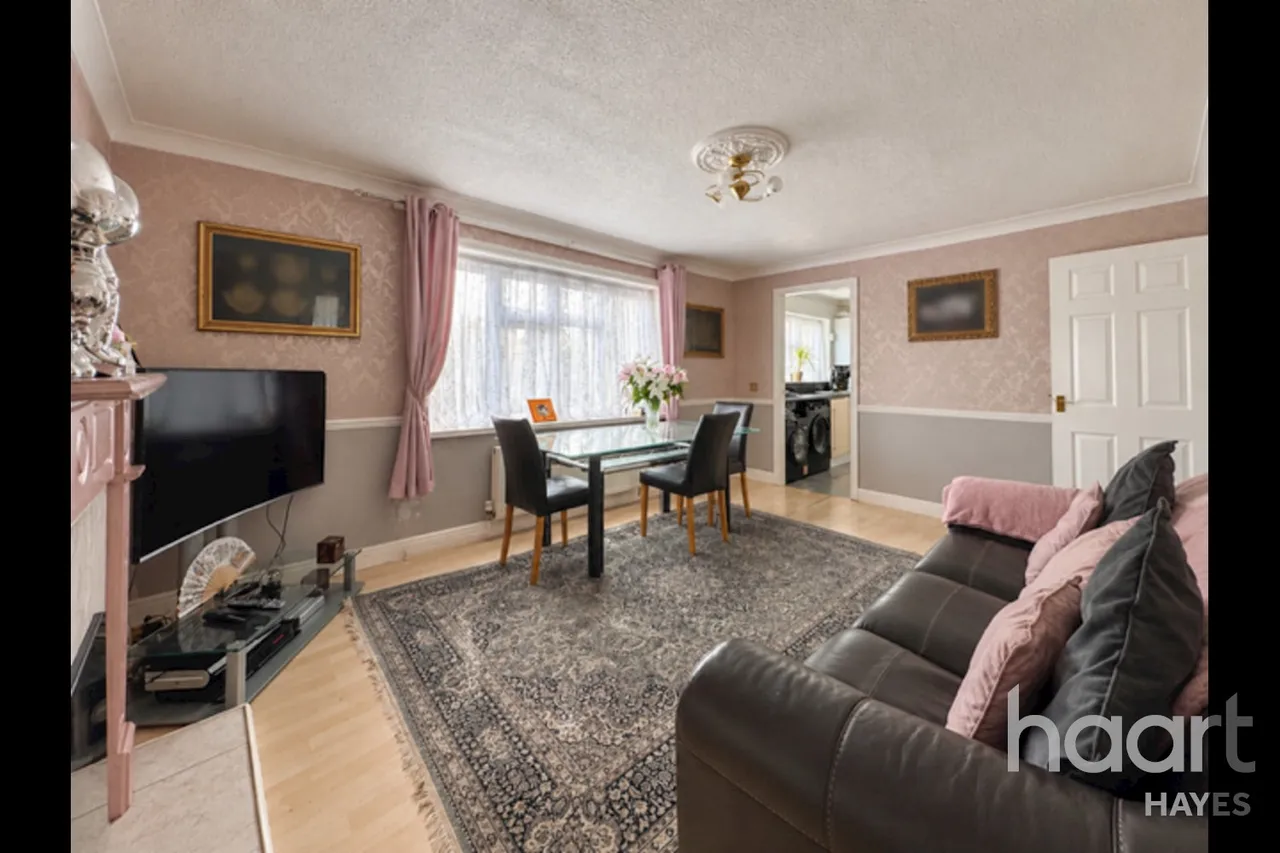 Dickens Avenue, Uxbridge, UB8, photo 3