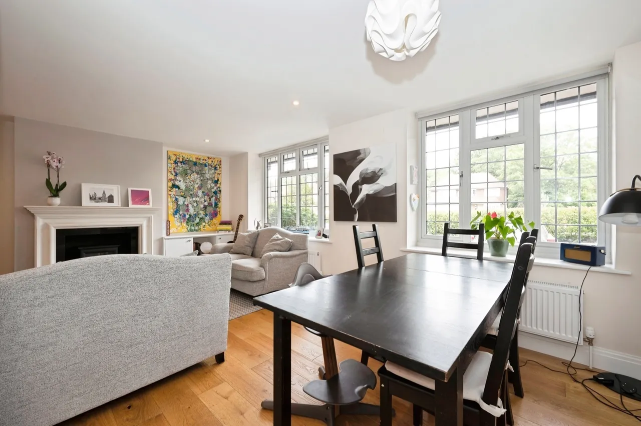 Queens Close, Esher, KT10, photo 3