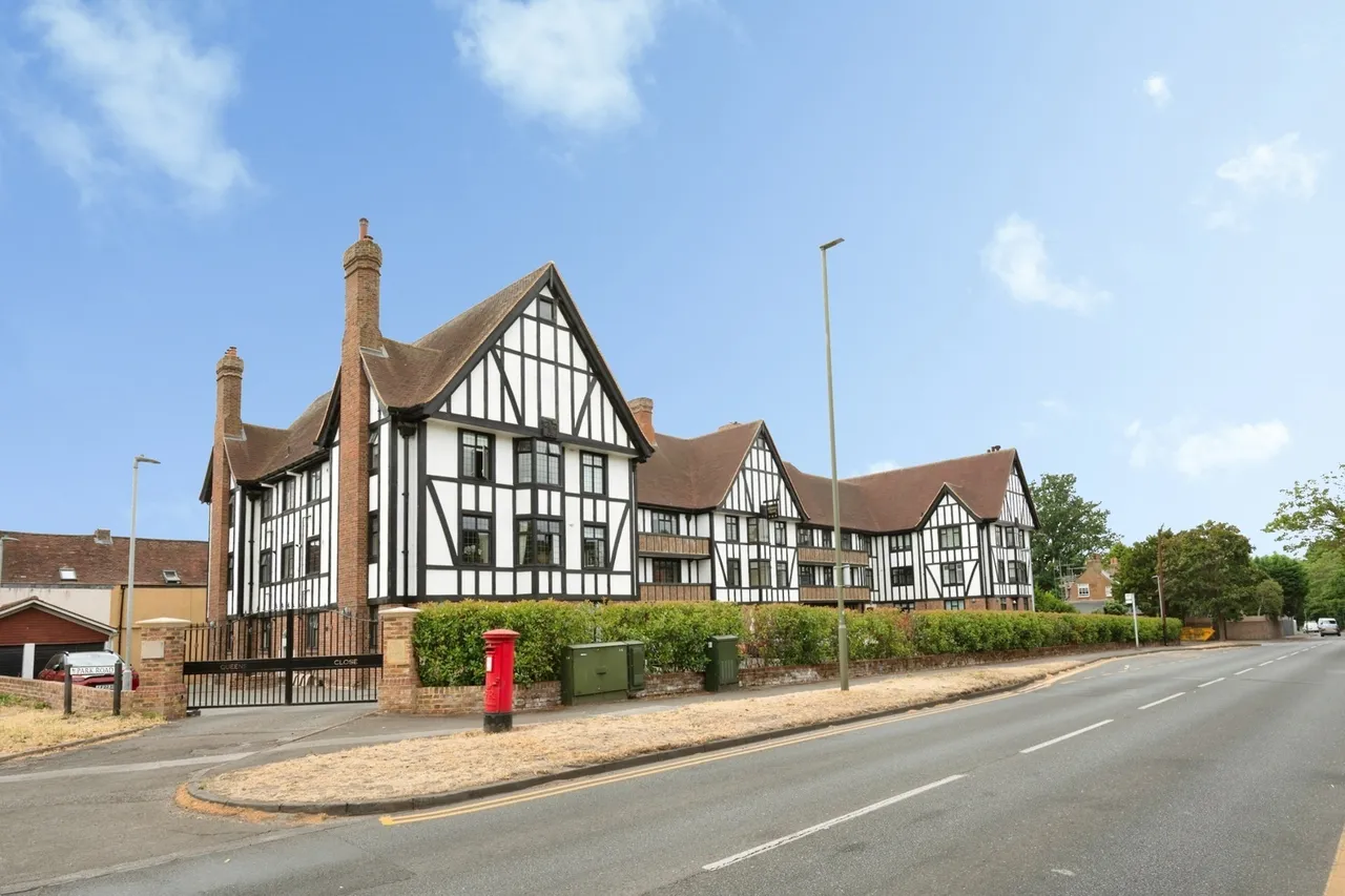 Queens Close, Esher, KT10, photo 4