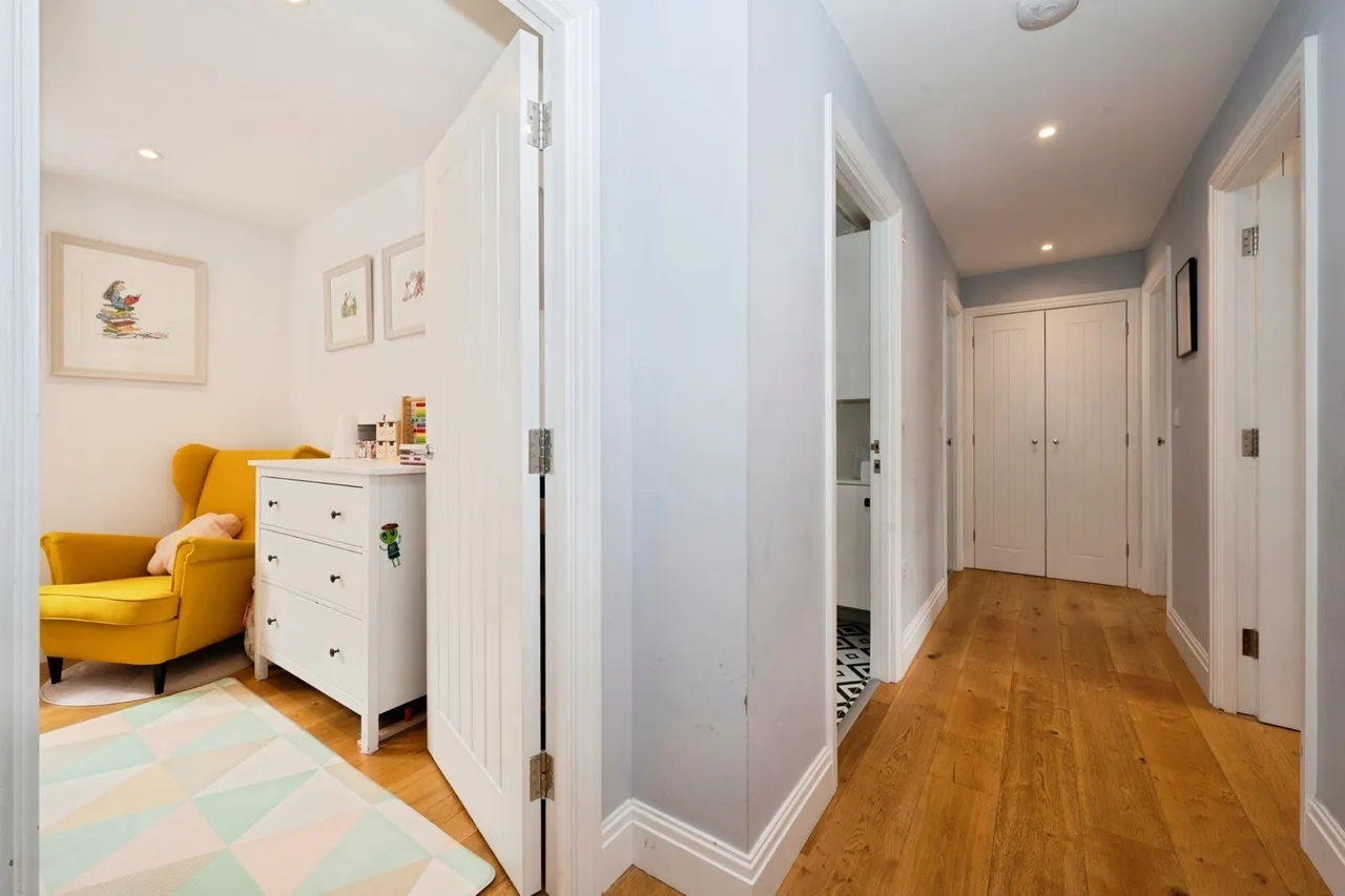 Queens Close, Esher, KT10, photo 7